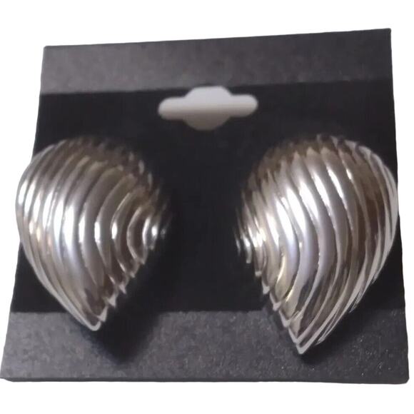 Vintage Monet Clip-on Earrings Lot Of Three Confort Clip Design Unique To Monet - Picture 2 of 8